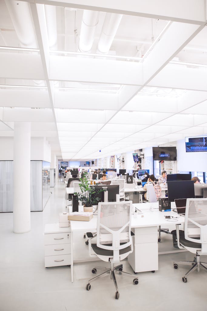 Kunden Unternehmen Spacious and well-lit office interior with modern furniture and workstations, ideal for a dynamic work environment.